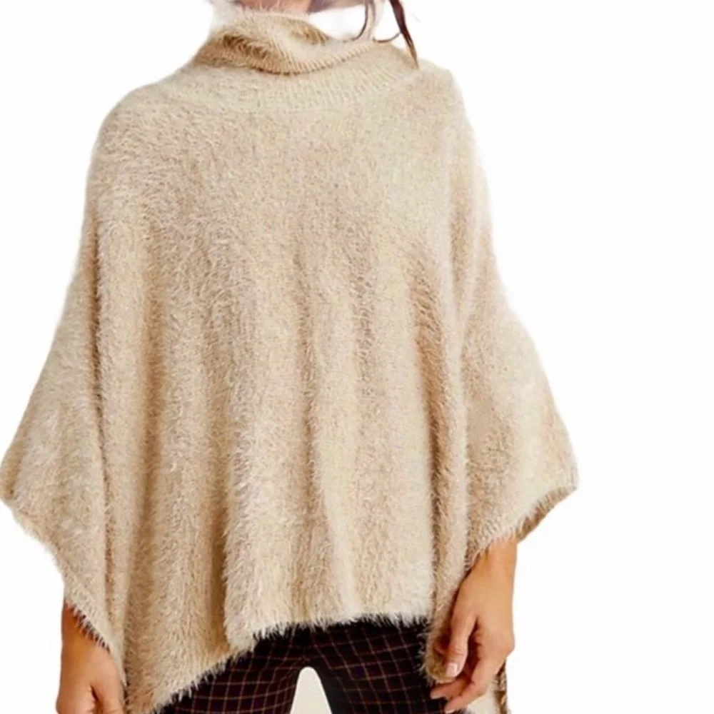Akemi + Kin Eyelash Gold Leaf Lara Poncho